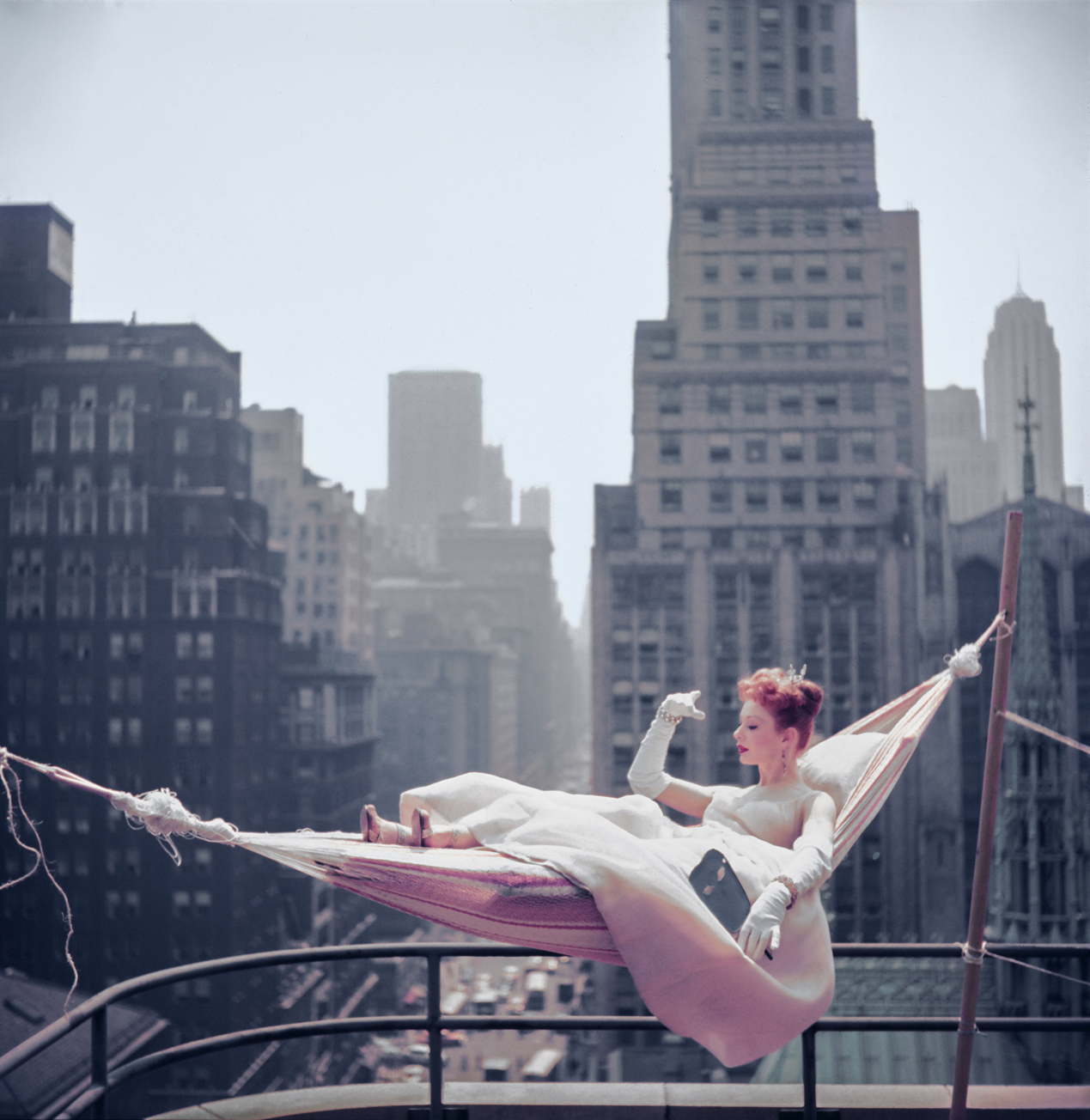 Η ηθοποιός και χορεύτρια Γκουέν Βερντόν φωτογραφίζεται για το περιοδικό «Look», στη Νέα Υόρκη, το 1953