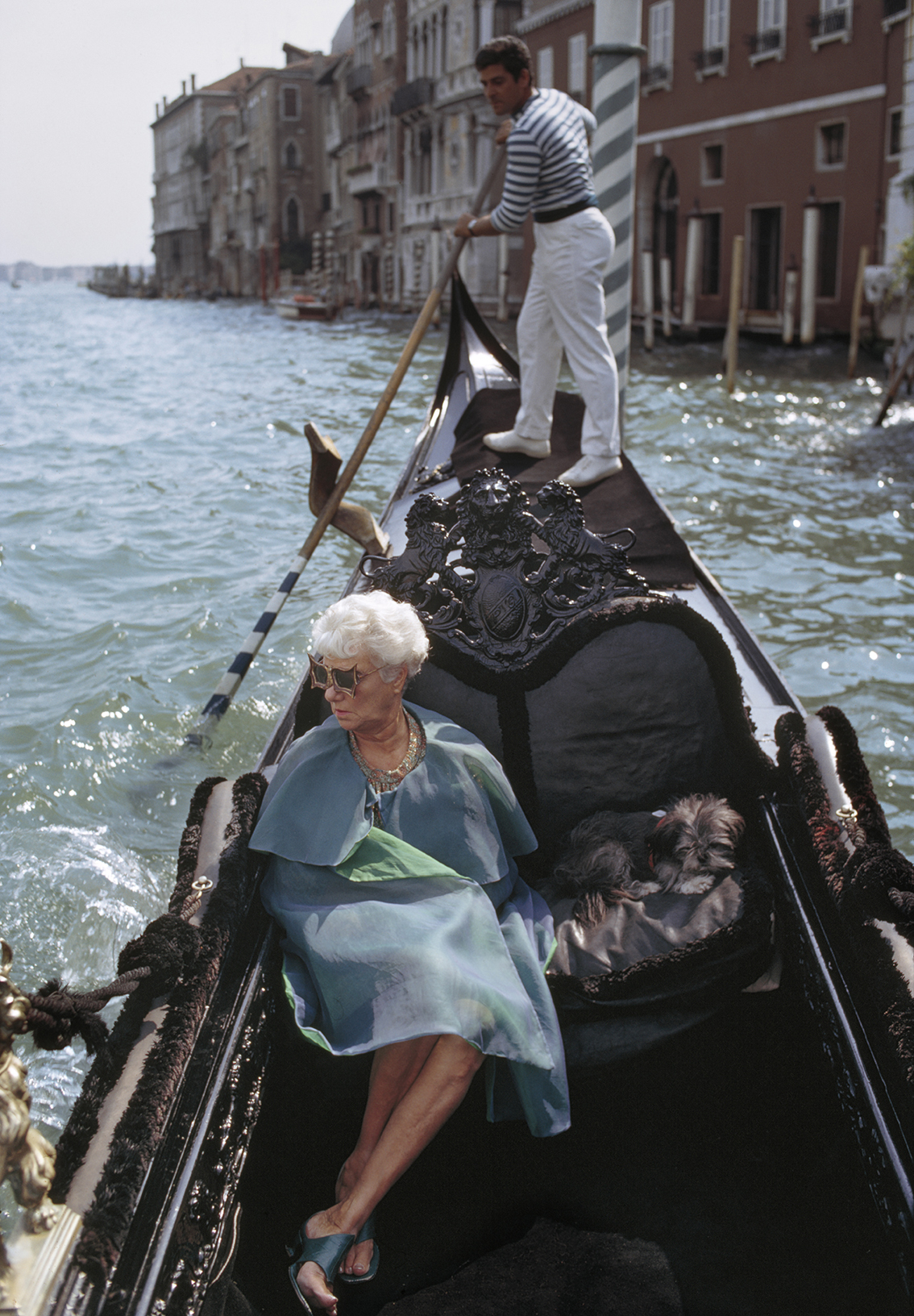Η διάσημη συλλέκτρια τέχνης Πέγκι Γκούγκενχαϊμ απολαμβάνει μια βόλτα με γόνδολα, στη Βενετία του 1968