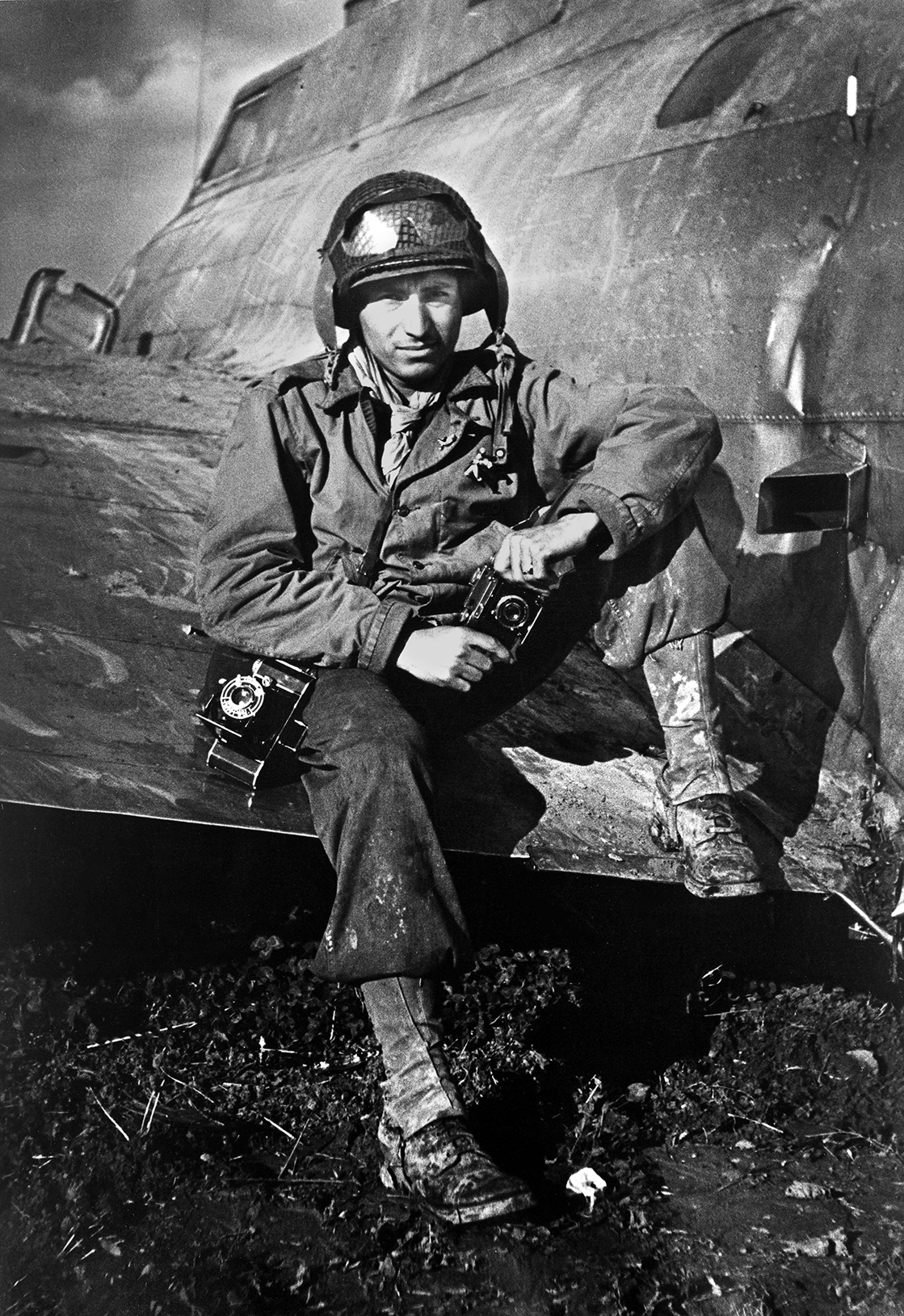 Ο Τόνι Βακάρο καθισμένος στο φτερό ενός πολεμικού αεροπλάνου, το 1945
