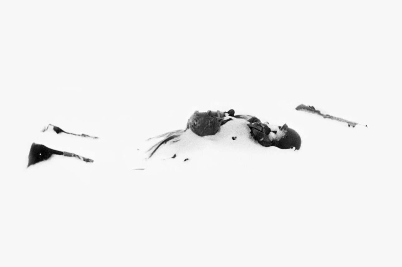 «Λευκός Θάνατος, Ρέκβιεμ για Εναν Νεκρό Στρατιώτη», Βέλγιο, 1945. Ενας αμερικανός στρατιώτης κείτεται νεκρός στο χιόνι, στη Μάχη των Αρδεννών