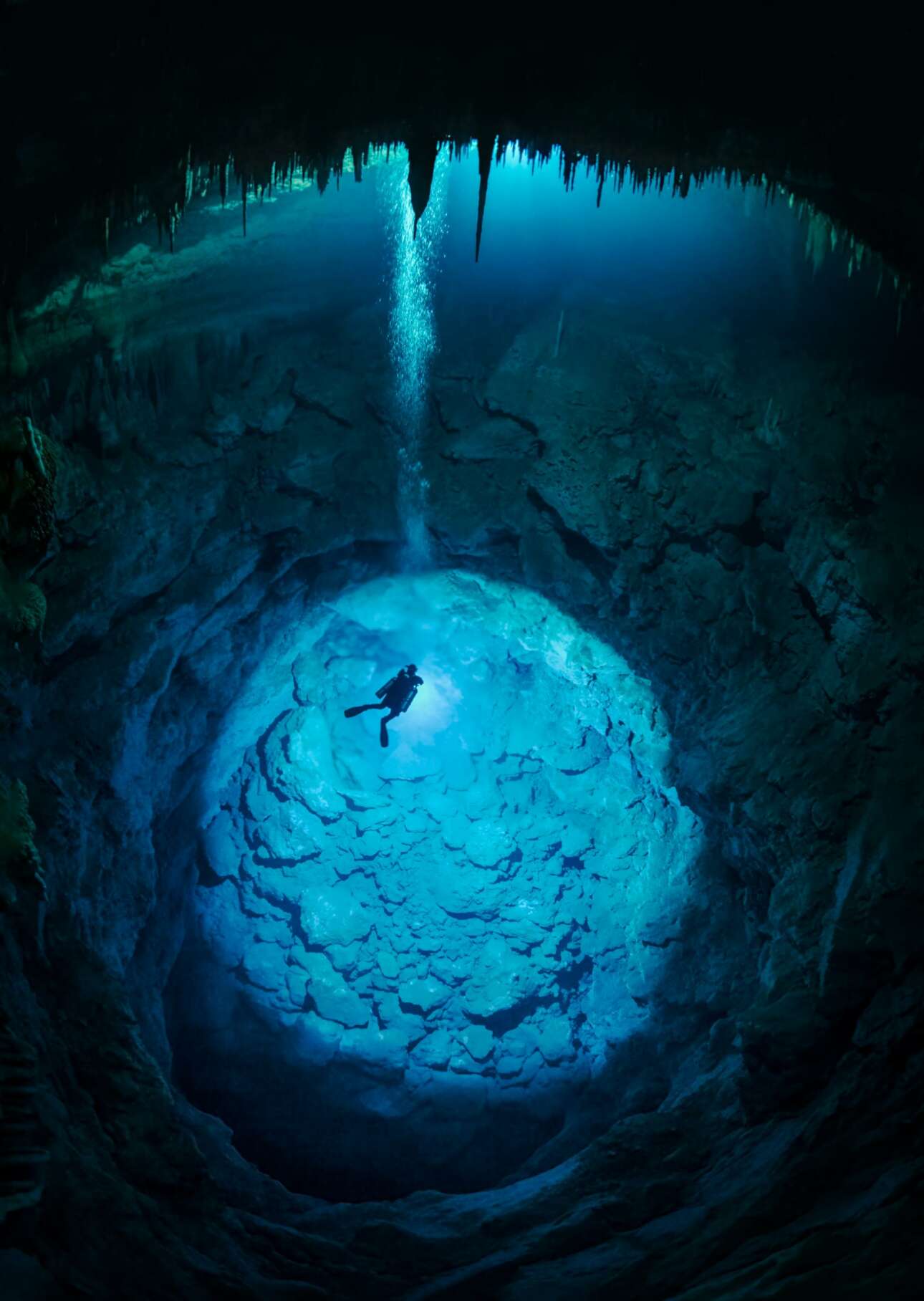 Κοιτάζοντας την άβυσσο... Δύτης εξερευνά θαλάσσιο σπήλαιο ανοιχτά του Γιουκατάν, στο Μεξικό