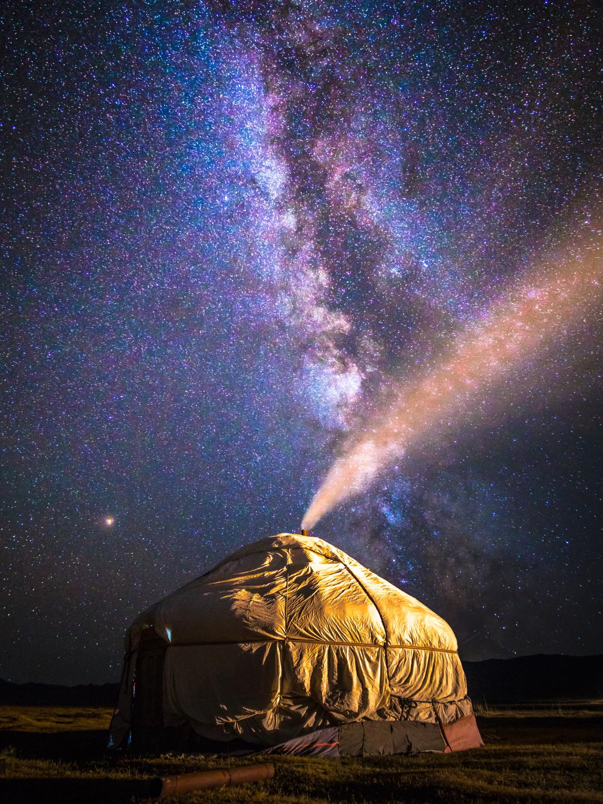 Ενα γιαρτ (yurt), παραδοσιακό φορητό σπίτι πολλών νομαδικών λαών στις στέπες της Κεντρικής Ασίας, κάτω από έναν εντυπωσιακό μογγολικό ουρανό. Το συγκεκριμένο ανήκει σε κυνηγούς αετών από το Καζακστάν 