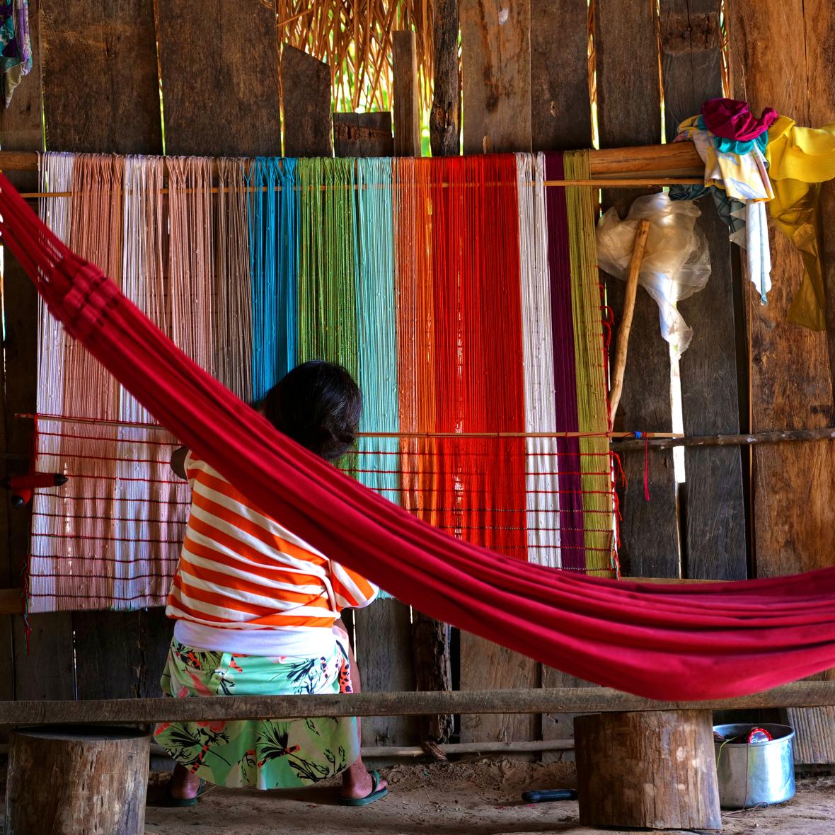 Μια γυναίκα από τη φυλή Guajajara υφαίνει αιώρα. Η συγκεκριμένη φυλή είναι γνωστή και ως «φύλακες του Αμαζονίου», καθώς πολλοί βάζουν τη ζωή τους σε κίνδυνο προκειμένου να προστατεύσουν το τροπικό δάσος από υλοτόμους και διακινητές ναρκωτικών