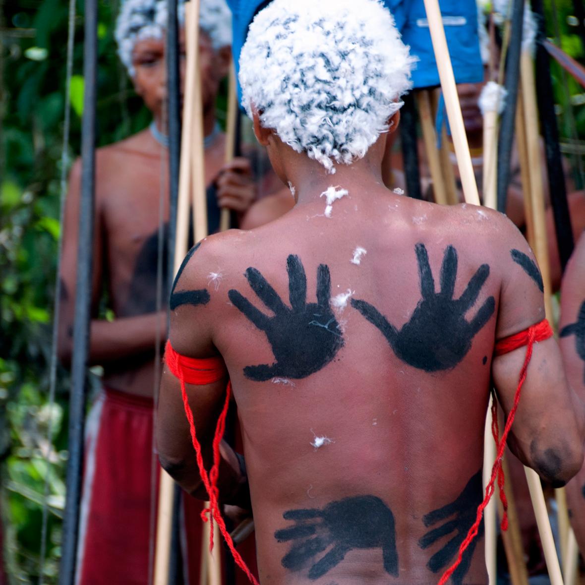Το μέλλον των Γιανομάνι, οι οποίοι ζουν σε απομακρυσμένο τροπικό δάσος στον βόρειο Αμαζόνιο, στη Βραζιλία, απειλείται από τις εξορύξεις