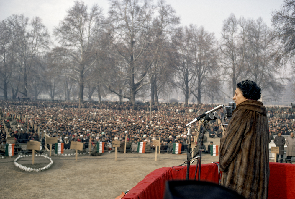 Η Iντιρα Γκάντι, πρωθυπουργός της Ινδίας, μιλάει σε μαζική συγκέντρωση στο Κασμίρ το 1971, αμέσως μετά τον τρίτο ινδο-πακιστανικό πόλεμο