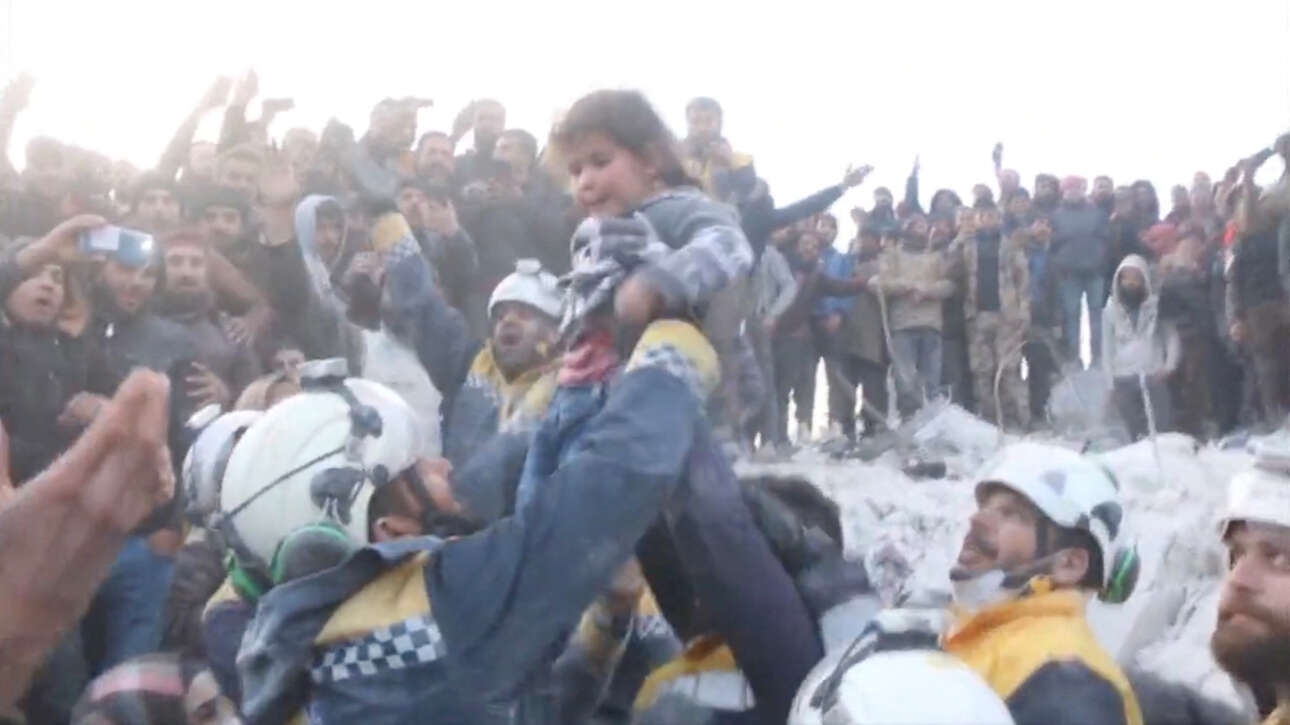 Τρίτη 7 Φεβρουαρίου απόγευμα. Κάτοικοι και διασώστες στο Ιντλίμπ της Συρίας πανηγυρίζουν: έχουν μόλις σώσει ένα παιδάκι μέσα από τα ερείπια