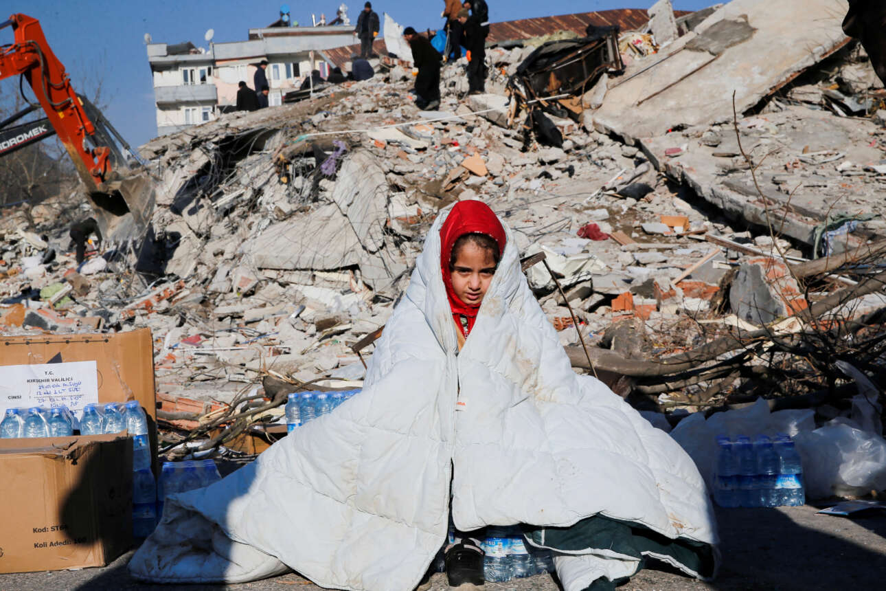 Πρωί Τετάρτης, δεύτερο ξημέρωμα μετά τον σεισμό. Ενα κοριτσάκι περιμένει βοήθεια στο Καχραμανμάρας