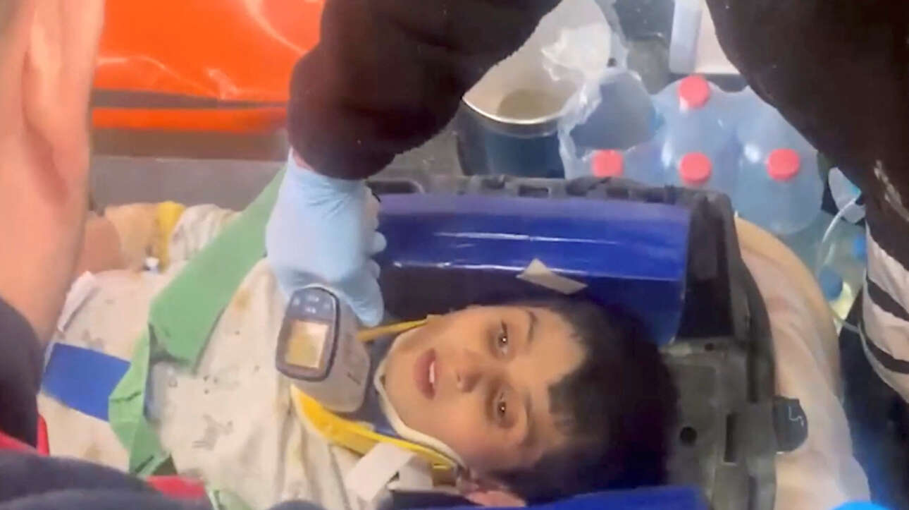 Τουρκία: Συνεχίζουν να ανασύρουν ζωντανούς από τα ερείπια