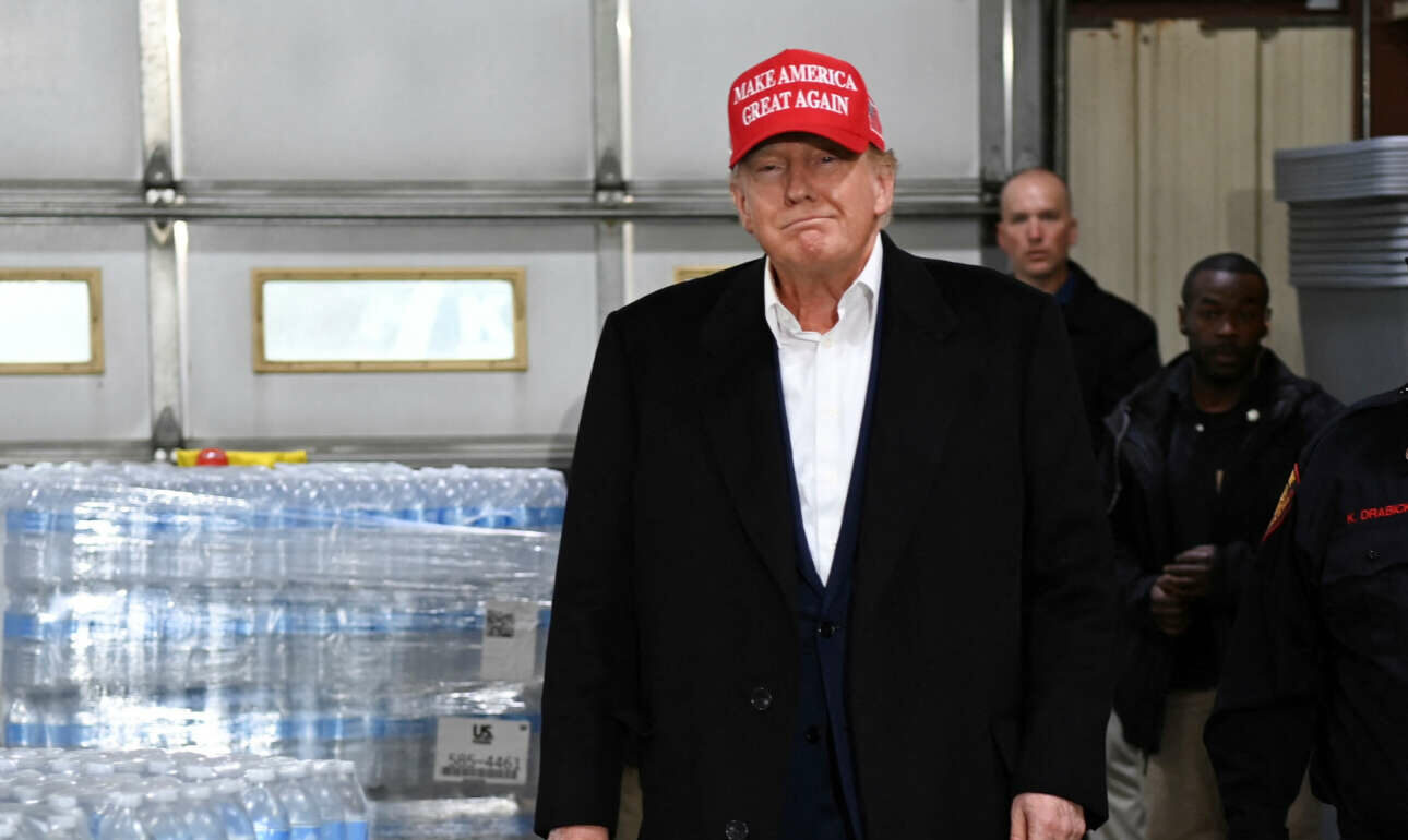 Ο Τραμπ μοιράζει μπουκάλια… «Trump Water» στο Οχάιο, μετά τον εκτροχιασμό τρένου