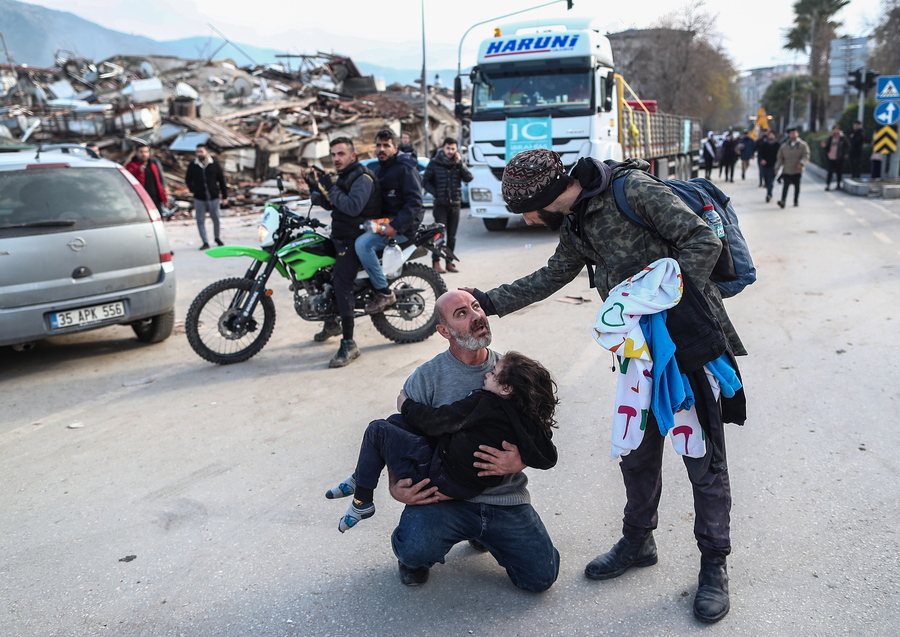 Ενας άνδρας στο Χατάι παρηγορείται. Στην αγκαλιά του έχει το παιδί του. Υπάρχει ελπίδα