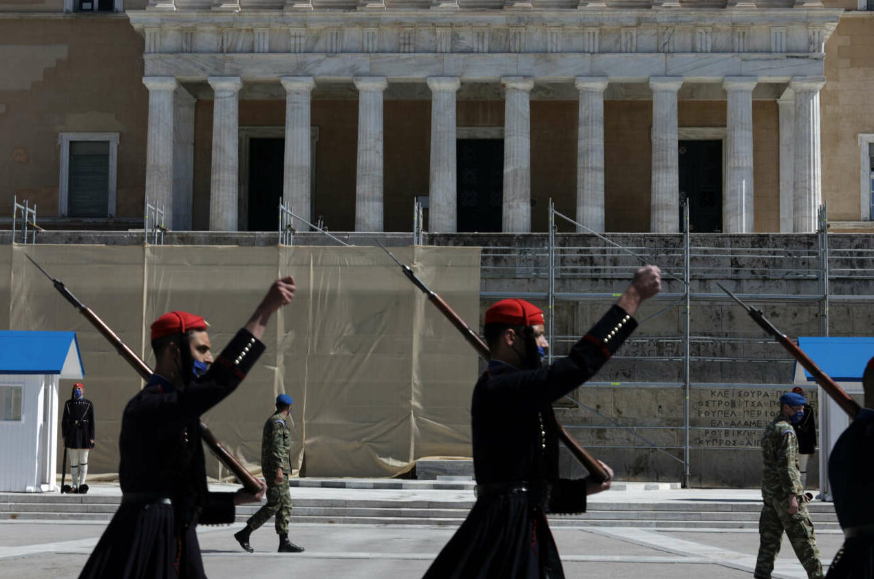 Εννέα θέσεις πάνω η Ελλάδα στον Democracy Index του Economist