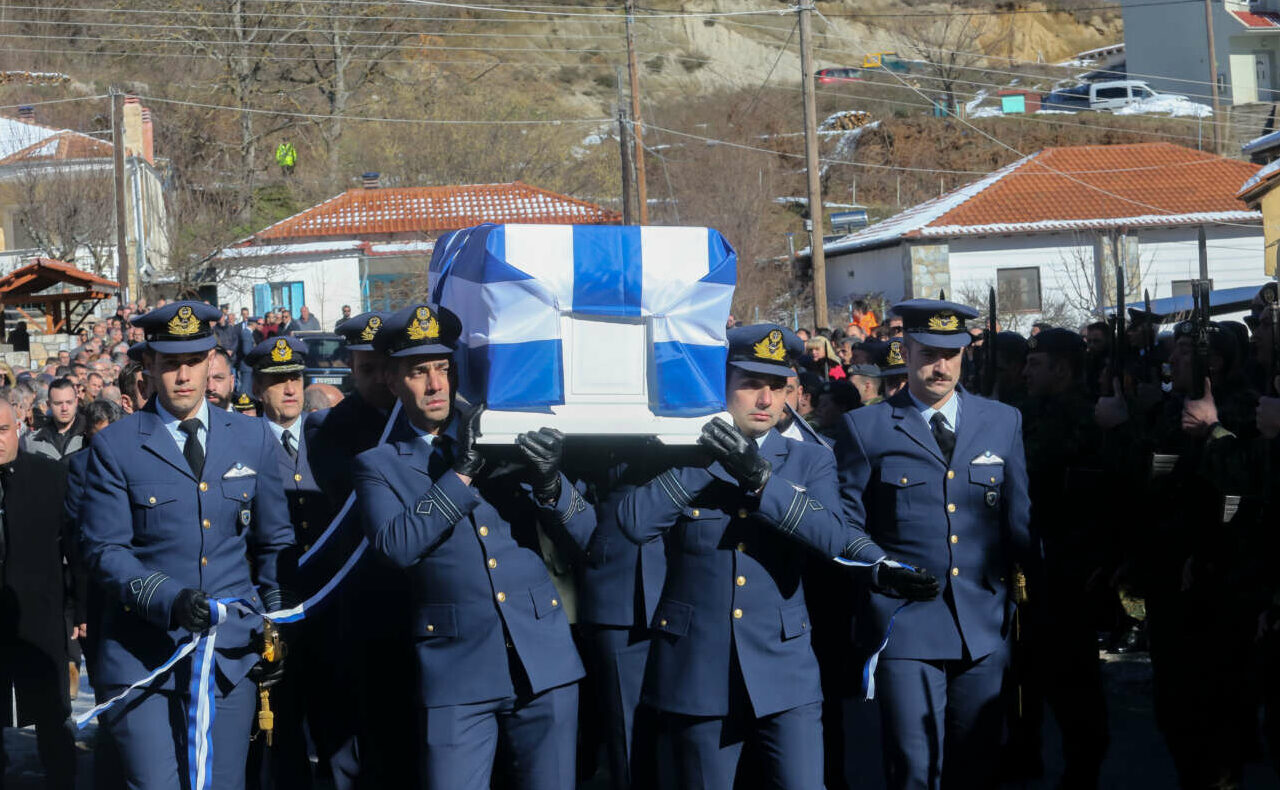 Με μπομπονιέρες και λευκά τριαντάφυλλα η κηδεία του κυβερνήτη του Phantom Στάθη Τσιτλακίδη