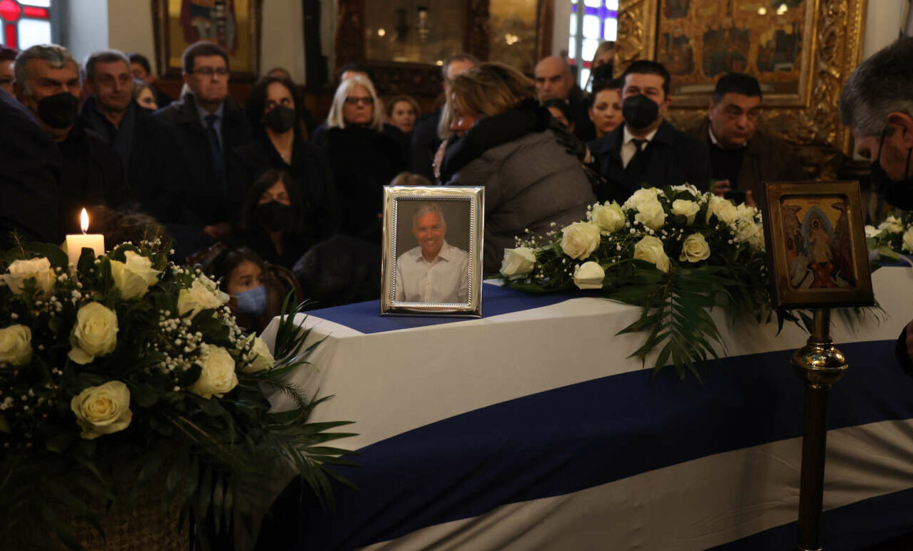 Με Καζαντζάκη και επικήδειο από τον Πρωθυπουργό το «αντίο» στον Μανούσο Βολουδάκη