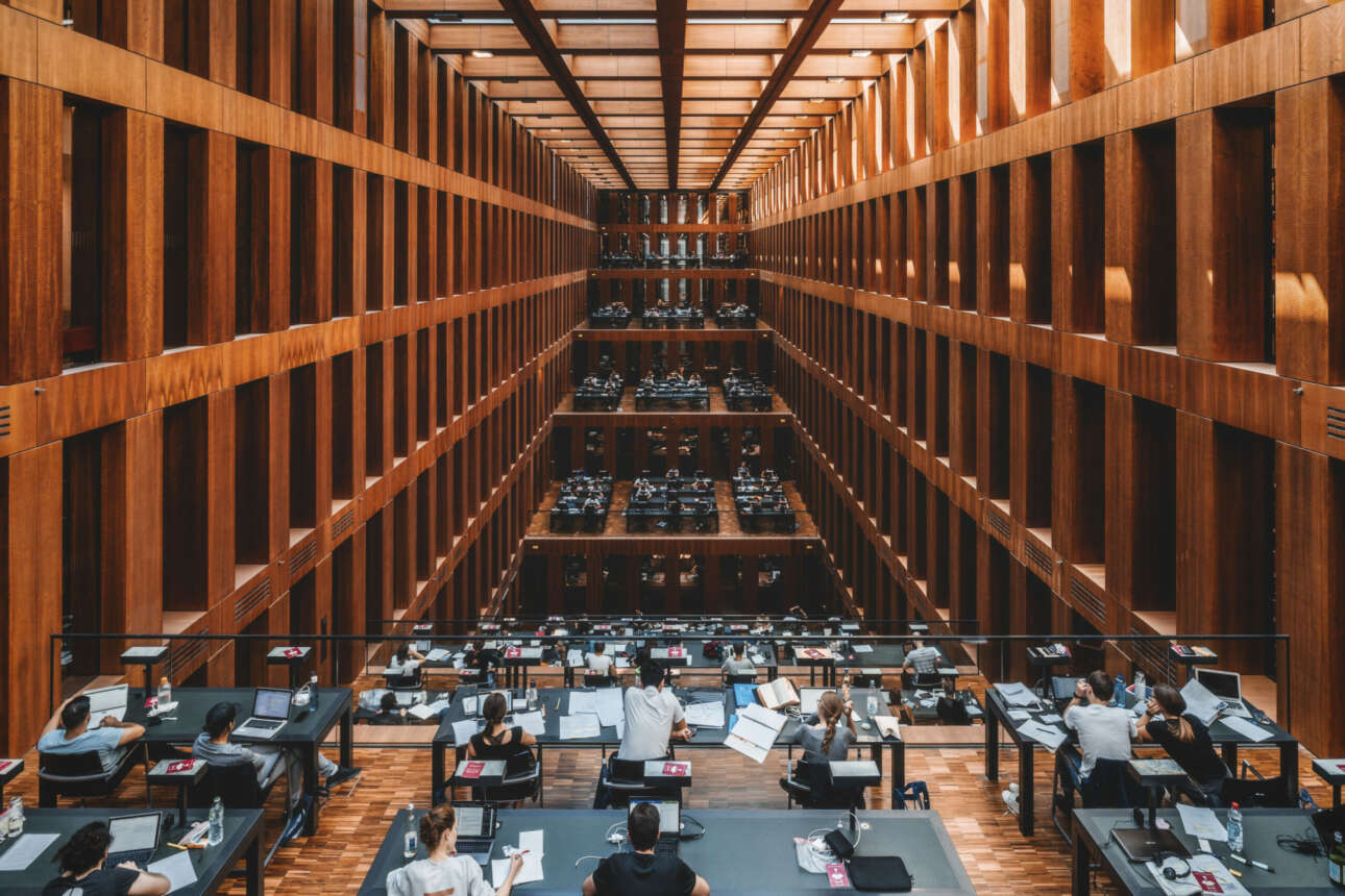 «Μελετητές σε κλουβί»: άποψη της βιβλιοθήκης του Πανεπιστημίου Humboldt στο Βερολίνο