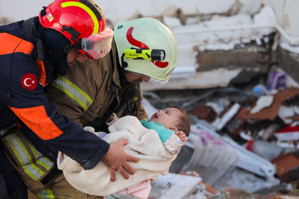 Eνα μωρό απεγκλωβίζεται από διασώστες μέσα από τα ερείπια κτιρίου στο Χατάι της Τουρκίας, έχοντας περάσει εκεί 29 ώρες