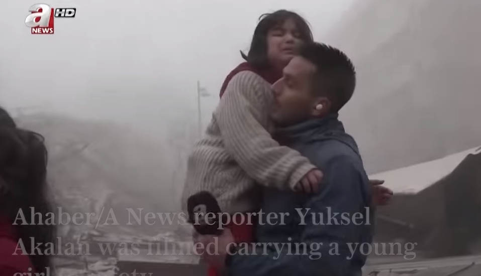 Τουρκία: Ρεπόρτερ άφησε το μικρόφωνο για να σώσει ένα κοριτσάκι από τα ερείπια