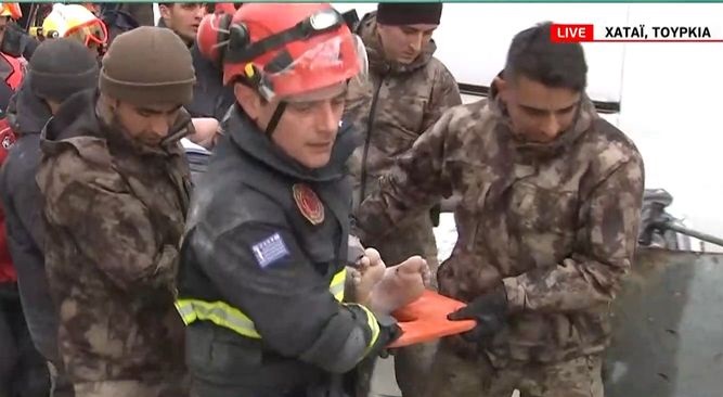 Σεισμός στην Τουρκία: Η μάχη της ΕΜΑΚ στα ερείπια – Δεν τα κατάφερε η μικρή Φατμέ, διασώθηκε η αδελφή της