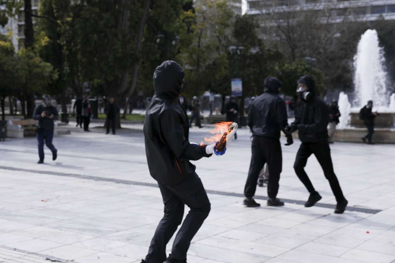 Επεισόδια στο Σύνταγμα, o απολογισμός: 14 προσαγωγές, τρεις συλλήψεις, πολλές καταγγελίες