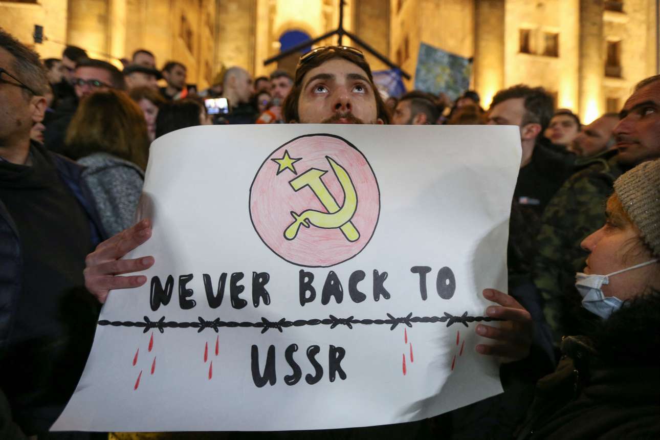 Στην πατρίδα του γεωργιανού κομμουνιστή, όμως, ο κόσμος σήμερα δεν θέλει σφυροδρέπανα, δεν νοσταλγεί τη Σοβιετική Ενωση, και διαδηλώνει ανεμίζοντας σημαίες της Ευρωπαϊκής Ενωσης 