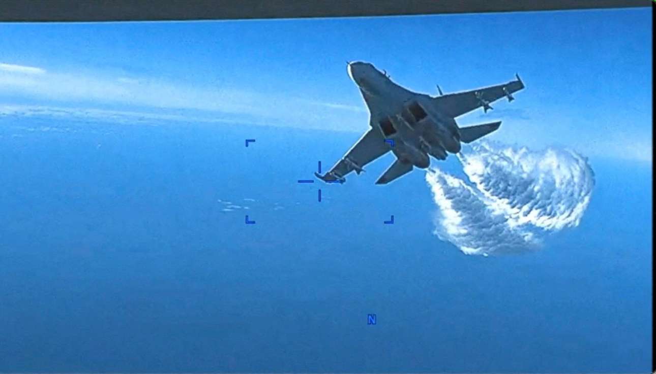 Εικόνα από βίντεο του Πενταγώνου: όπως λένε οι Αμερικανοί, δείχνει ρωσικό μαχητικό Su-27 να ρίχνει καύσιμα πετώντας δίπλα στο αμερικανικό drone MQ-9 στον Εύξεινο Πόντο – προμήνυμα παρόξυνσης της πολεμικής κρίσης σε ανώτερο επίπεδο ή φουσκωμένο περιστατικό, ένα από τα πολλά που έχουν συμβεί μεταξύ των υπερδυνάμεων στο διάβα του χρόνου