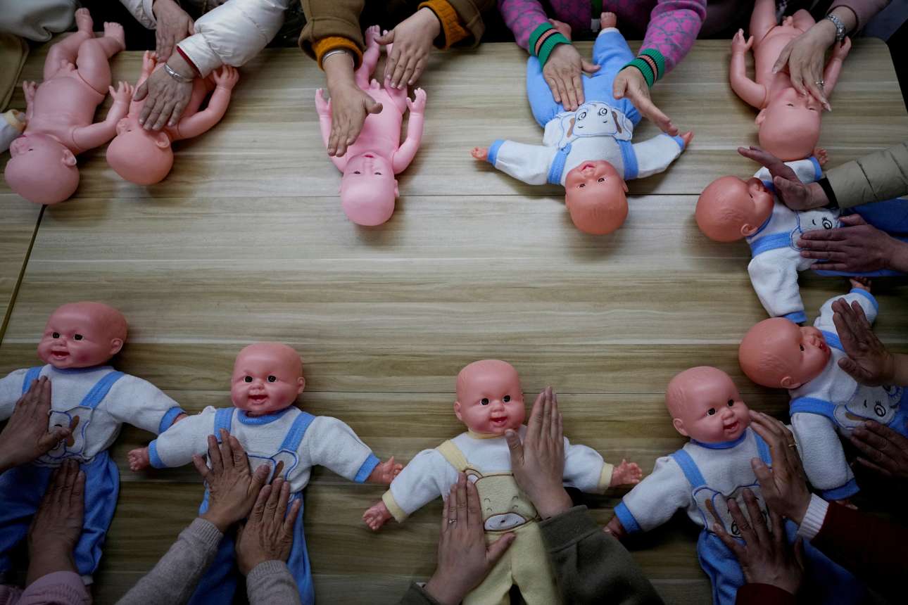 Βρεφοκόμοι της Σαγκάης εκπαιδεύονται στο αντικείμενο της εργασίας τους με τη βοήθεια ομοιωμάτων μωρών: κατά το συνήθειο των Κινέζων, καμία κούκλα δεν έχει χαρακτηριστικά της φυλής τους