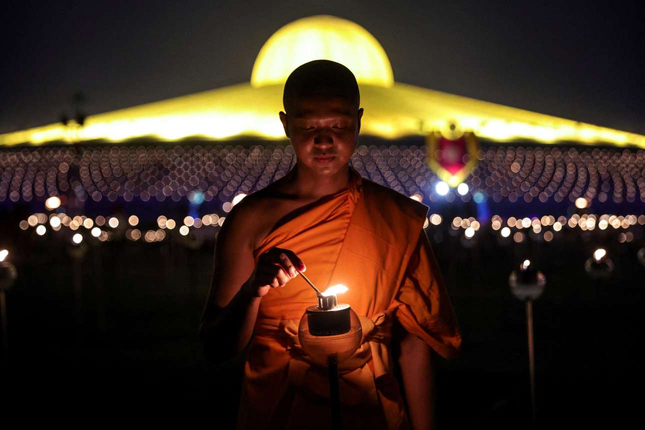 Ο βουδιστής μοναχός της Μπανγκόκ ανάβει ευσεβάστως το κεράκι του, όμως οι φωταψίες πίσω του σχηματίζουν ένα παράδοξο φωτοστέφανο που μοιάζει με απειλητικό ιπτάμενο δίσκο