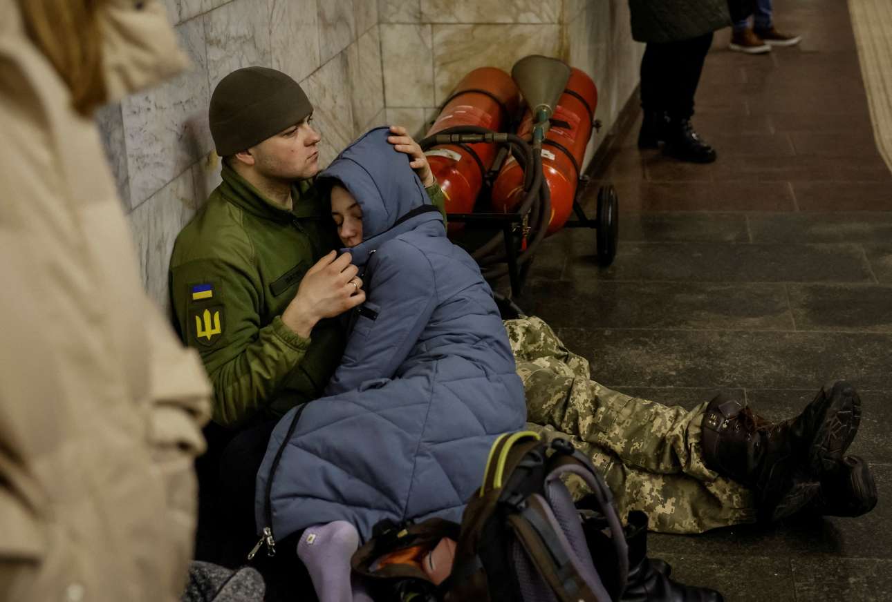 Σκηνή από υπόγειο σιδηροδρομικό σταθμό του Κιέβου που χρησιμοποιείται για καταφύγιο – το καρέ τραβήχτηκε κατά τη διάρκεια ρωσικής πυραυλικής επίθεσης, λέει η λεζάντα του πρακτορείου 