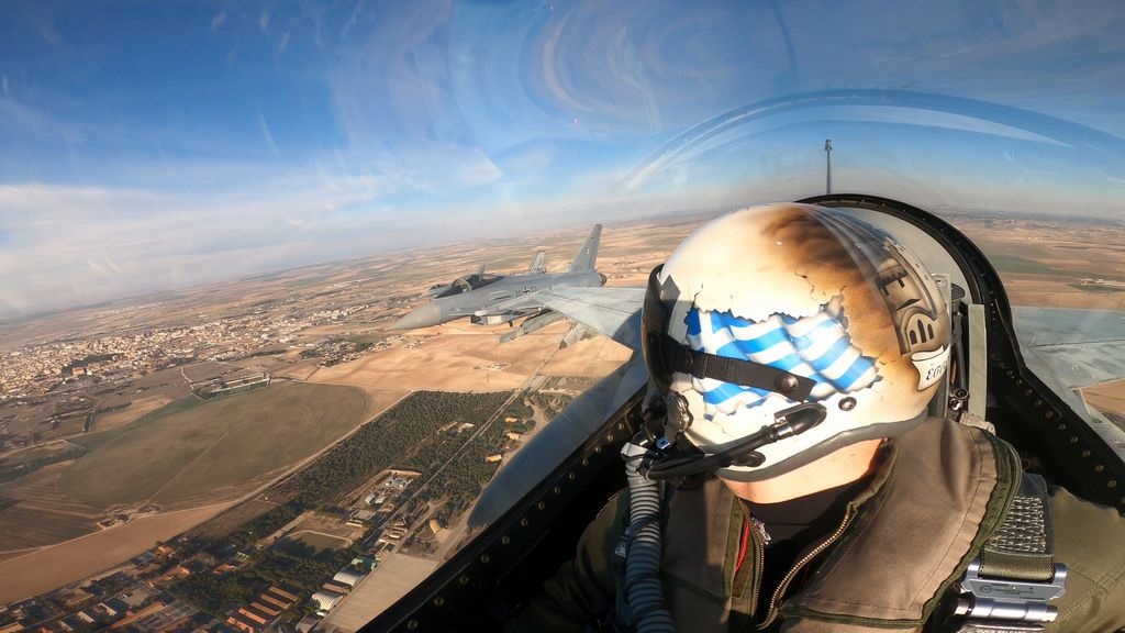 Στην Ισπανία διεξήχθη η αεροπορική άσκηση του ΝΑΤΟ Tactical Leadership Programme στην οποία συμμετείχαν μοίρες από τις ΗΠΑ, την Ελλάδα, τη Γαλλία, τη Γερμανία, το Βέλγιο και τη Δανία – το καρέ τραβήχτηκε από το πιλοτήριο ενός F-16 Block 50 της Πολεμικής Αεροπορίας μας (ήταν ένα από τα έξι της ελληνικής αποστολής)