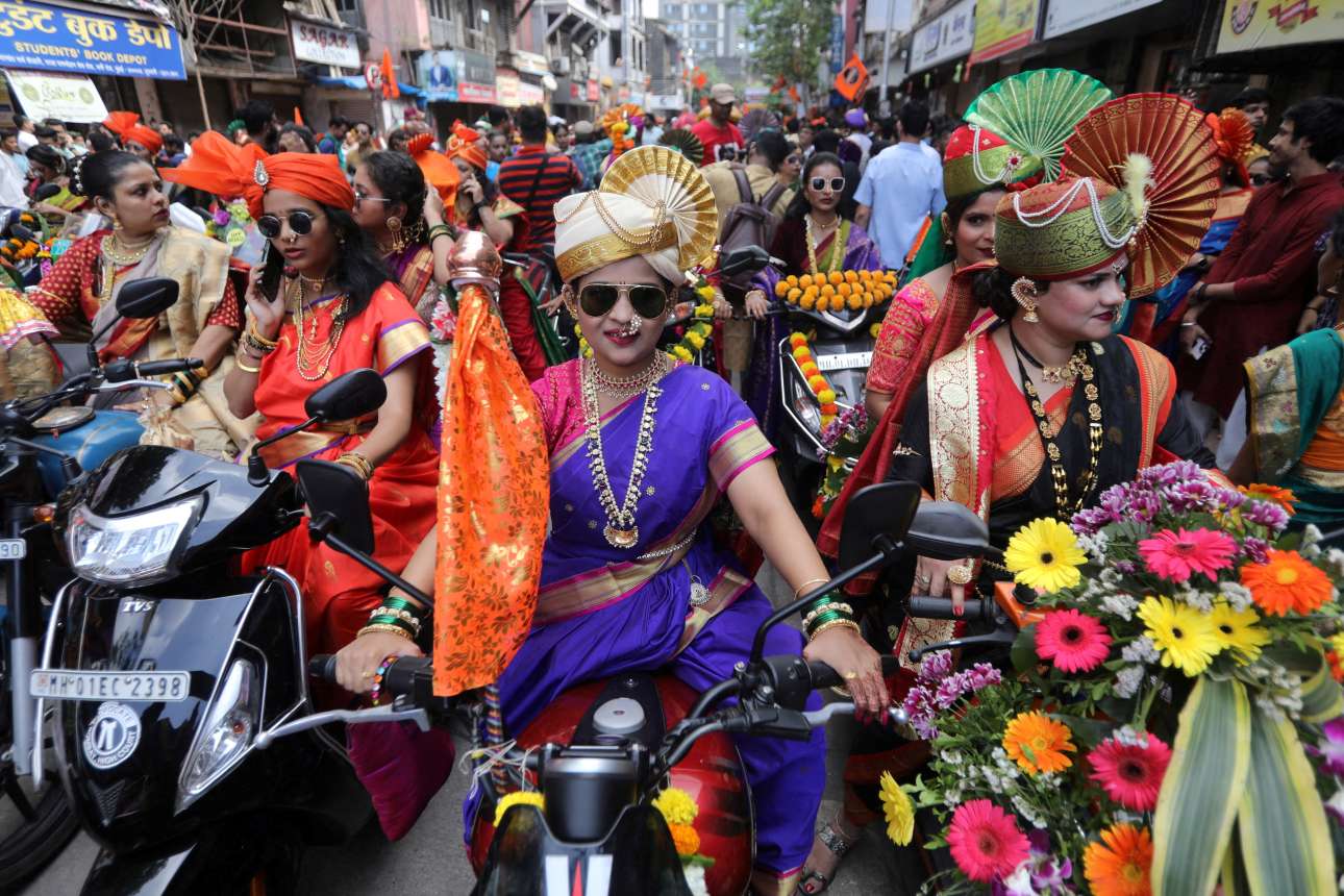 Κυκλοφορώντας με τα μηχανάκια τους άνετα μέσα στο κυκλοφοριακό χάος της Βομβάης, όμορφες Ινδές, ντυμένες με παραδοσιακές στολές, συμμετέχουν σε εορτασμούς στο πλαίσιο του ινδουιστικού φεστιβάλ Gudi Padwa 