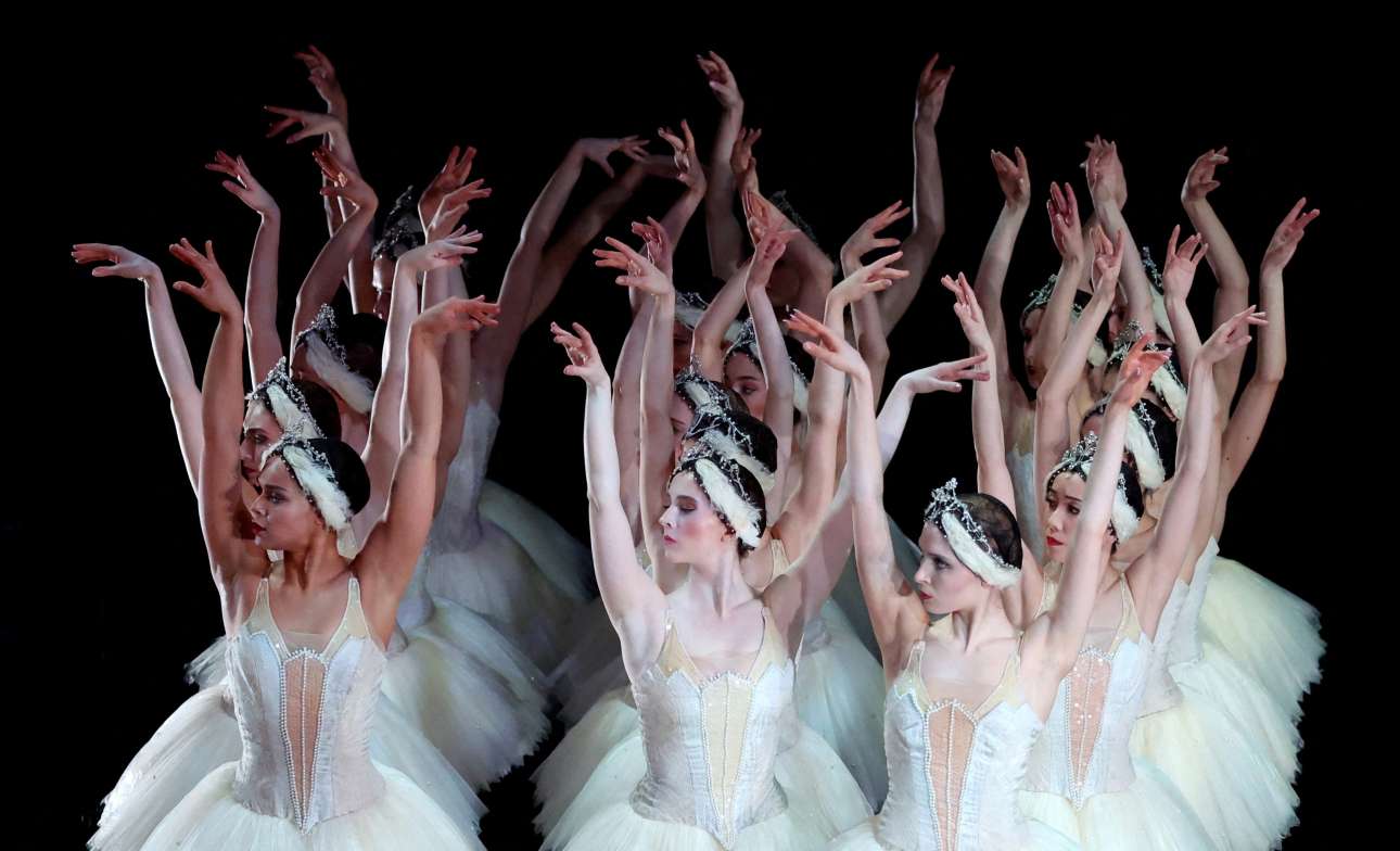 Μπαλαρίνες του Birmingham Royal Ballet στροβιλίζονται στις ρομαντικές όχθες της «Λίμνης των Κύκνων», αν και η θεία μουσική παραμένει του Πιότρ Ιλιτς Τσαϊκόφσκι – στιγμιότυπο από παράσταση που δόθηκε στο Empire Theatre του Σάντερλαντ, στη βορειοανατολική Αγγλία, παρά την πολεμική ατμόσφαιρα που επικρατεί στις σχέσεις Βρετανίας-Ρωσίας