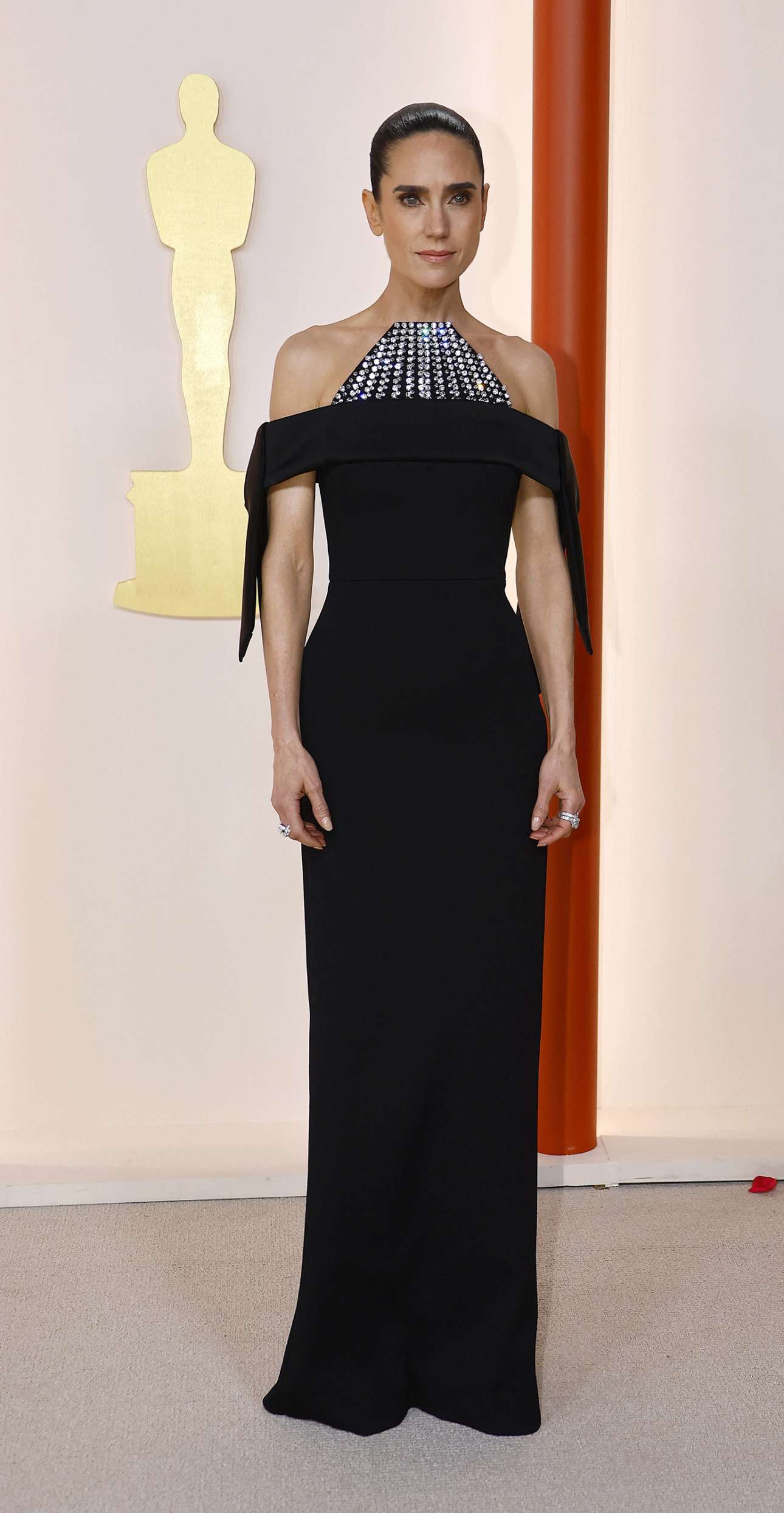 Η Τζένιφερ Κόνελι με γεωμετρικό φόρεμα του οίκου Louis Vuitton