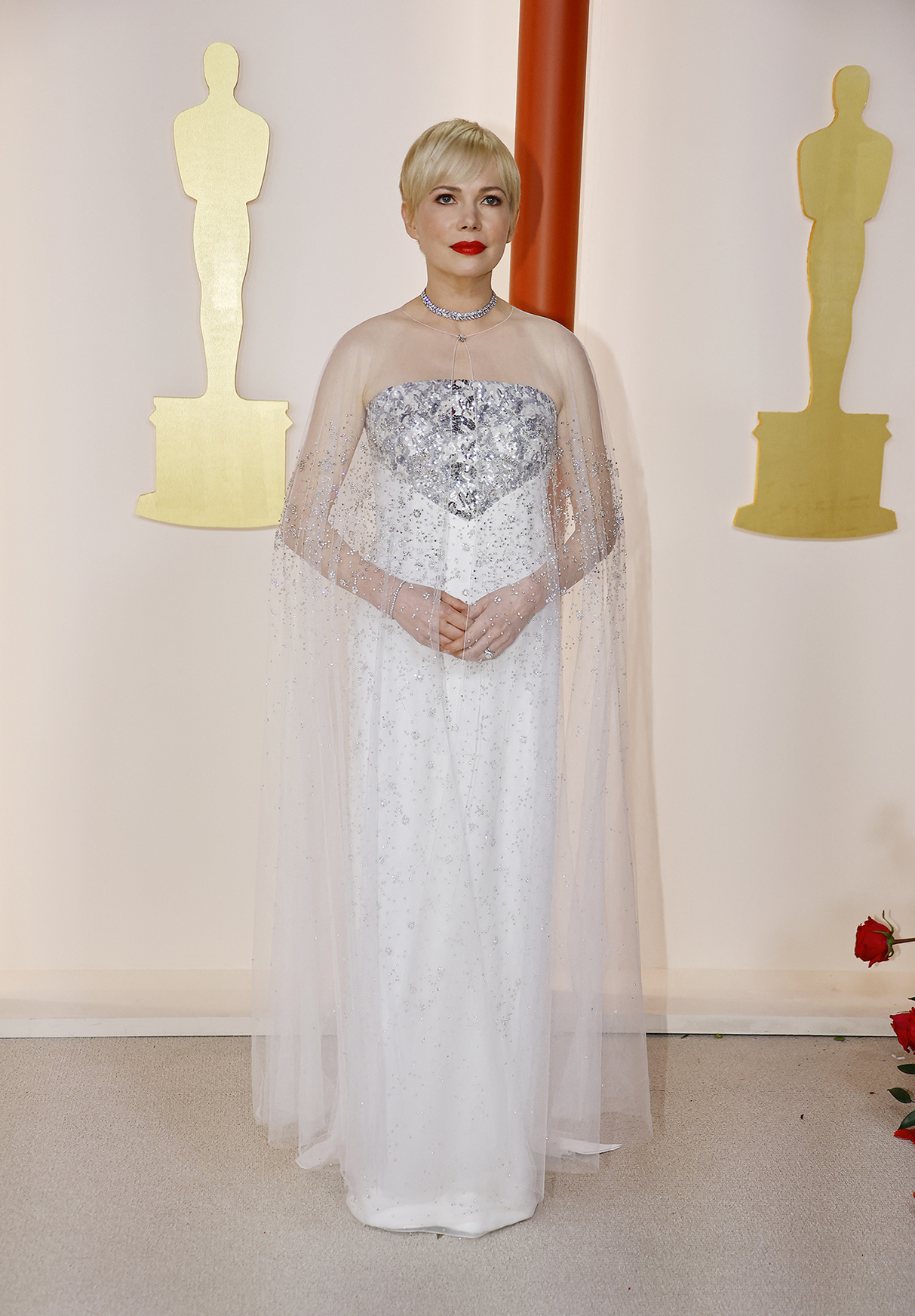 Η Μισέλ Ουίλιαμς με λευκό φόρεμα Chanel διακοσμημένο με κρύσταλλα