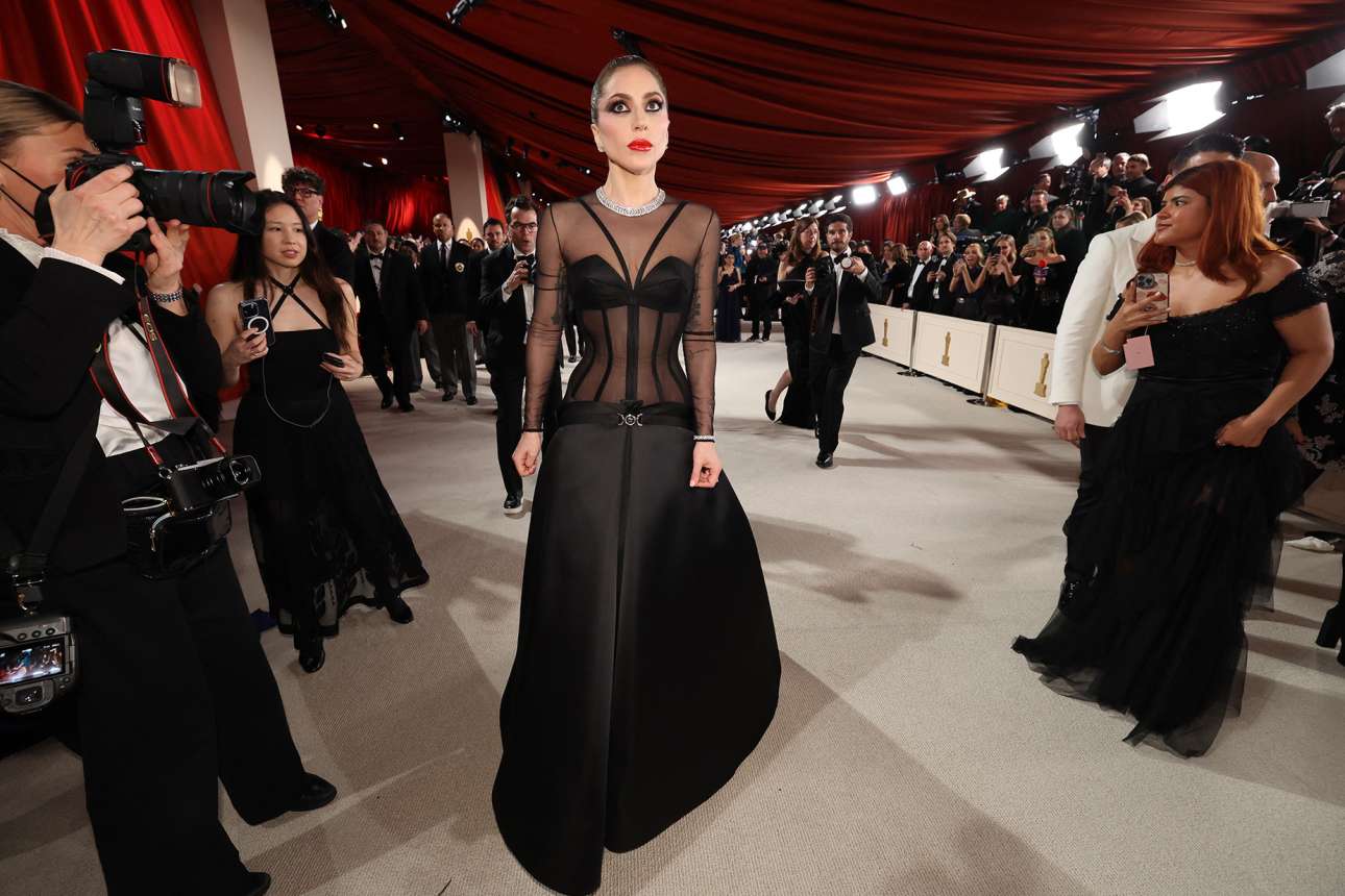 Η Lady Gaga με μαύρο Versace, το οποίο άφηνε λίγα στη φαντασία