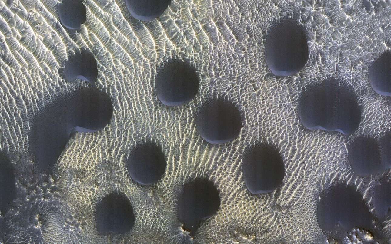 Δεν είναι αυγά Αρειανών σε ερημική παραλία της Καλιφόρνιας, που εκκολάπτουν εισβολή στο Χόλιγουντ, αλλά αμμόλοφοι στην επιφάνεια του Αρη – αυτή τη μη χρονολογημένη εικόνα κατέγραψε το διαστημόπλοιο Mars Reconnaissance Orbiter, το οποίο ερευνά αν υπάρχει νερό στον «κόκκινο πλανήτη», και τη δημοσιοποίησε η NASA