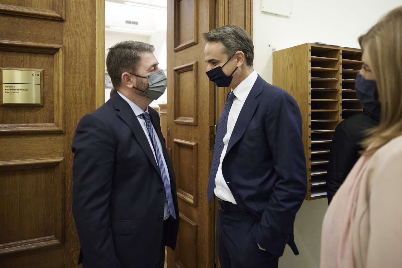 «Καβγάς» ΝΔ – ΠΑΣΟΚ για την πρόσκληση Μητσοτάκη «που αρνήθηκε ο Ανδρουλάκης»