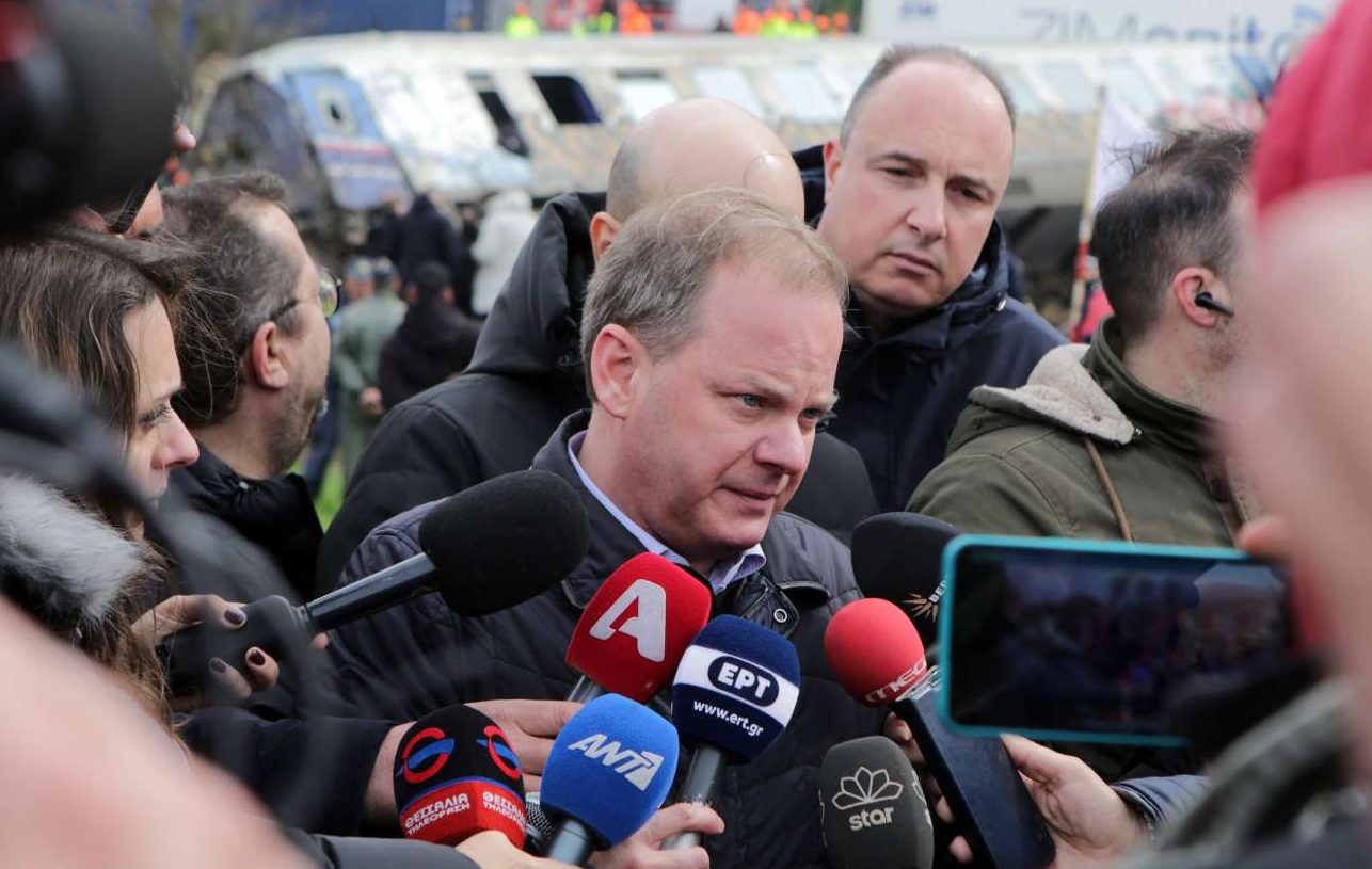 Βούρκωσε ο Κώστας Αχ. Καραμανλής: «Τίποτα κάτω από το χαλί» για το δυστύχημα στα Τέμπη