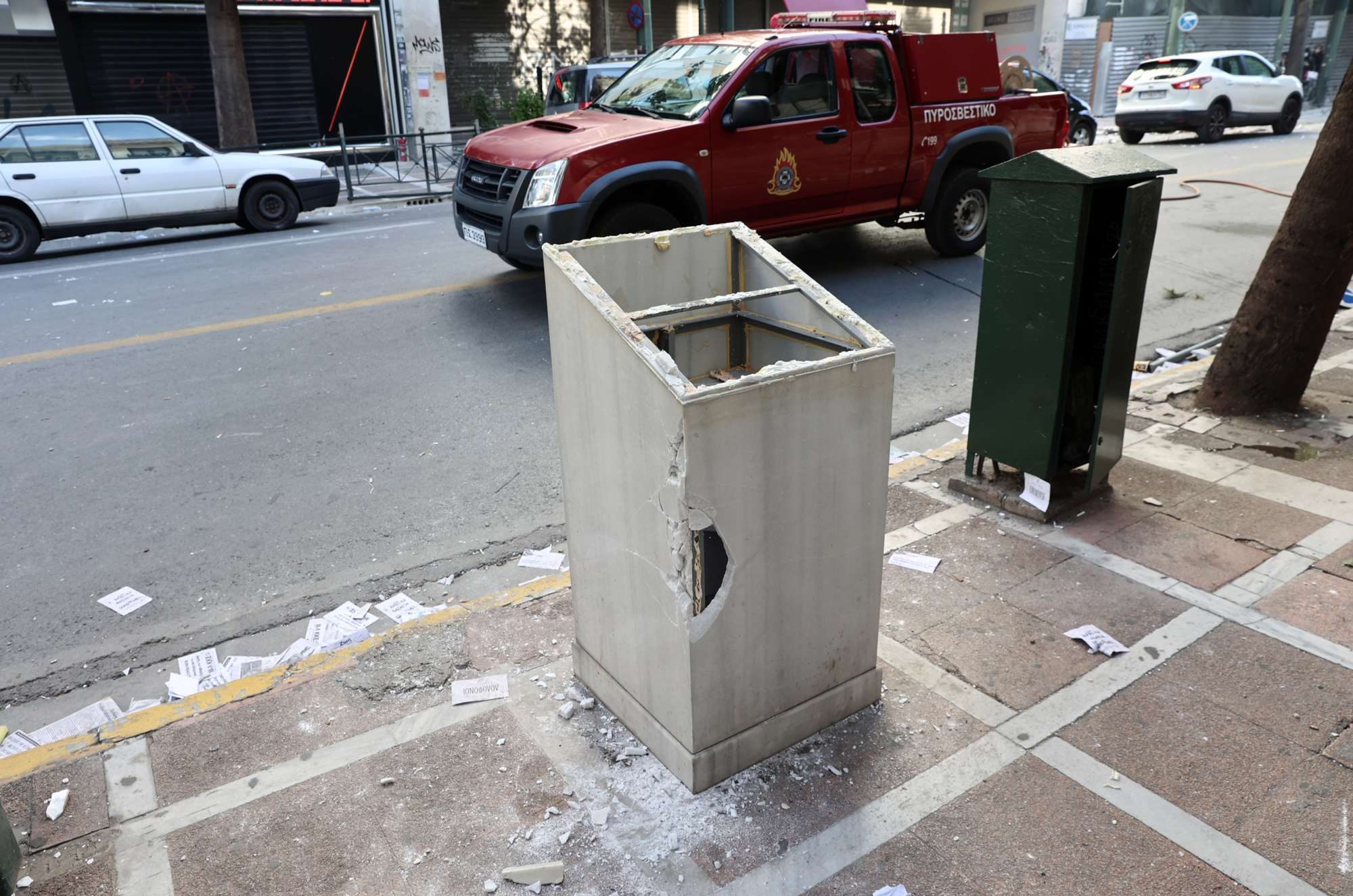 Ντροπή: Κατέστρεψαν το μνημείο των θυμάτων της Marfin