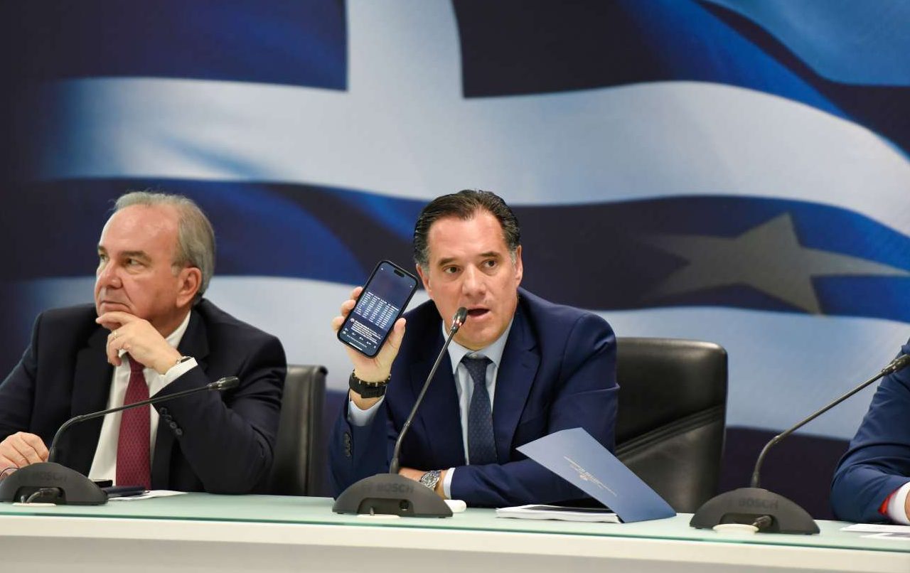 Ο Αδωνις Γεωργιάδης παρουσίασε το «καλάθι των νονών»