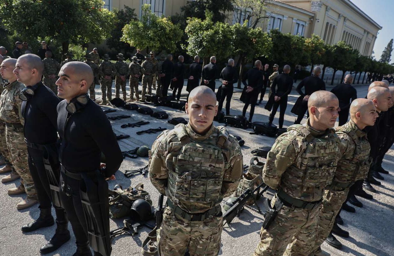 Οι Ειδικές Δυνάμεις του Στρατού στέκονται περήφανα μπροστά από τα όπλα και τον εξοπλισμό τους