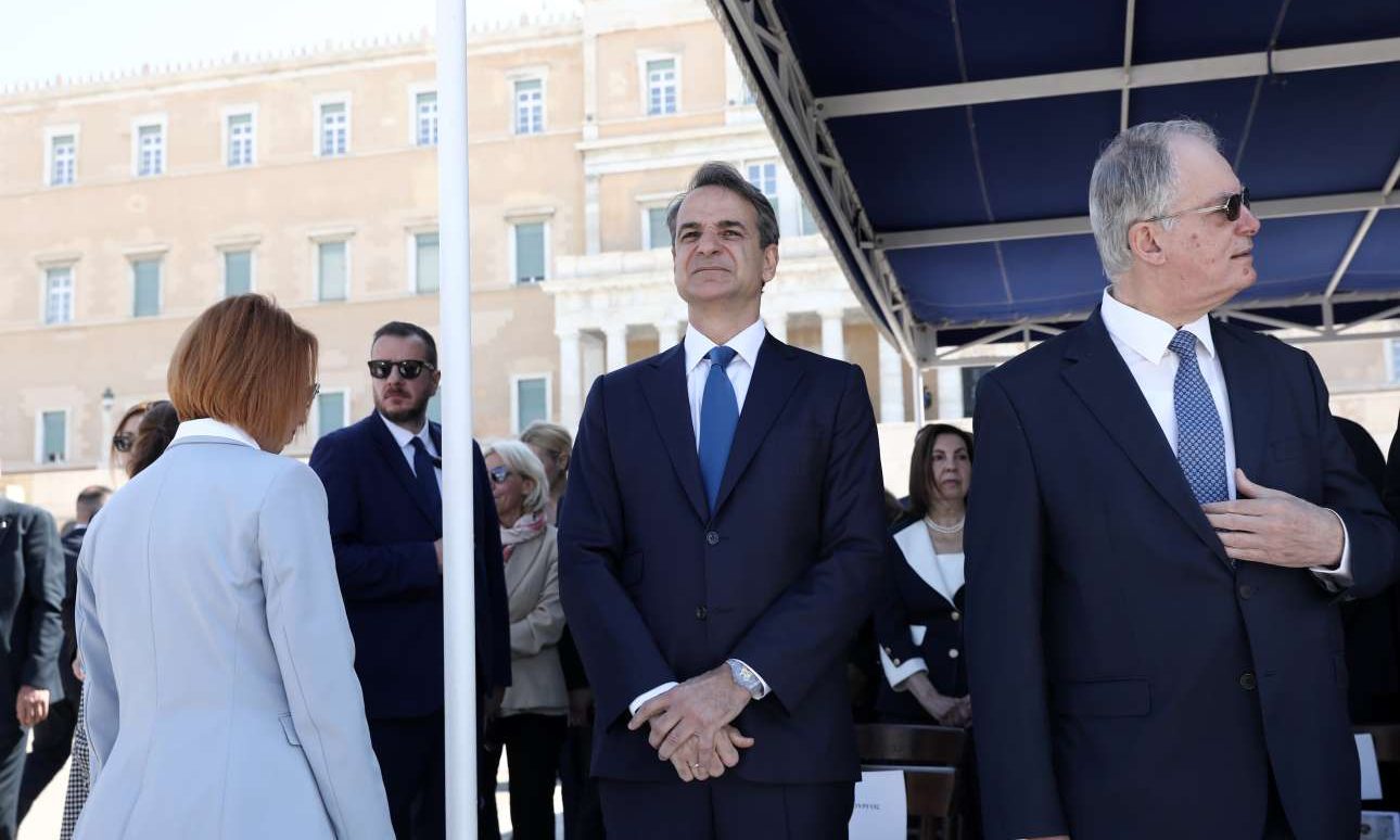 Και οι επίσημοι. Ο Πρωθυπουργός Κυριάκος Μητσοτάκης και ο Πρόεδρος της Βουλής Κωνσταντίνος Τασούλας με φόντο τη Βουλή
