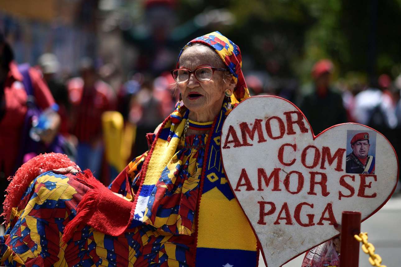 Δέκα χρόνια πέρασαν από τον θάνατο του Ούγκο Τσάβες, όμως ο φτωχόκοσμος της Βενεζουέλας δεν τον ξεχνά – γηραιά κυρία, ντυμένη στα εθνικά χρώματα, κρατάει σαν ασπίδα μία πλακέτα σε σχήμα καρδιάς με τη φωτογραφία του και με το σαφέστατο μήνυμα  «η αγάπη ανταποδίδεται με αγάπη» 