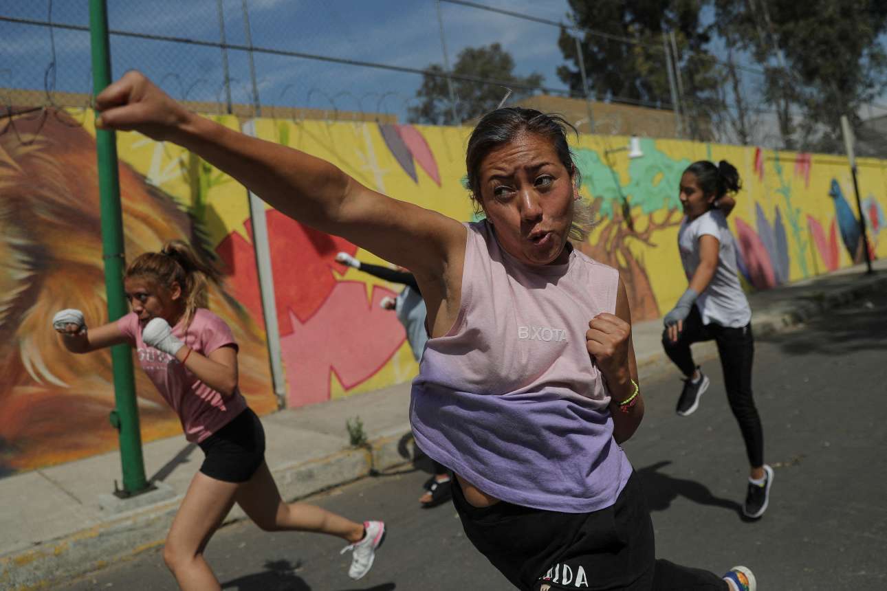 Προεόρτια της Παγκόσμιας Ημέρας της Γυναίκας, από τη συνοικία Ιζταπαλάπα της αχανούς Πόλης του Μεξικού: καταμεσής του δρόμου οι εικονιζόμενες μαθαίνουν τεχνικές αυτοάμυνας και μάχης σώμα με σώμα – καρέ της 7ης Μαρτίου