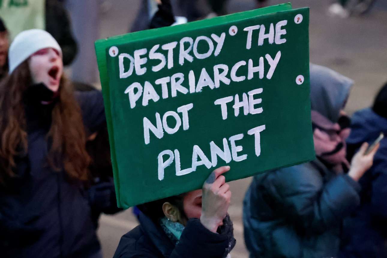 Η Ημέρα της Γυναίκας γιορτάστηκε στο Δουβλίνο κινηματικά, και τα κλικ κατέγραψαν ότι υπήρξε συνδυασμός φεμινισμού και οικολογίας – το πλακάτ γράφει «σκοτώστε την πατριαρχία, όχι τον πλανήτη»