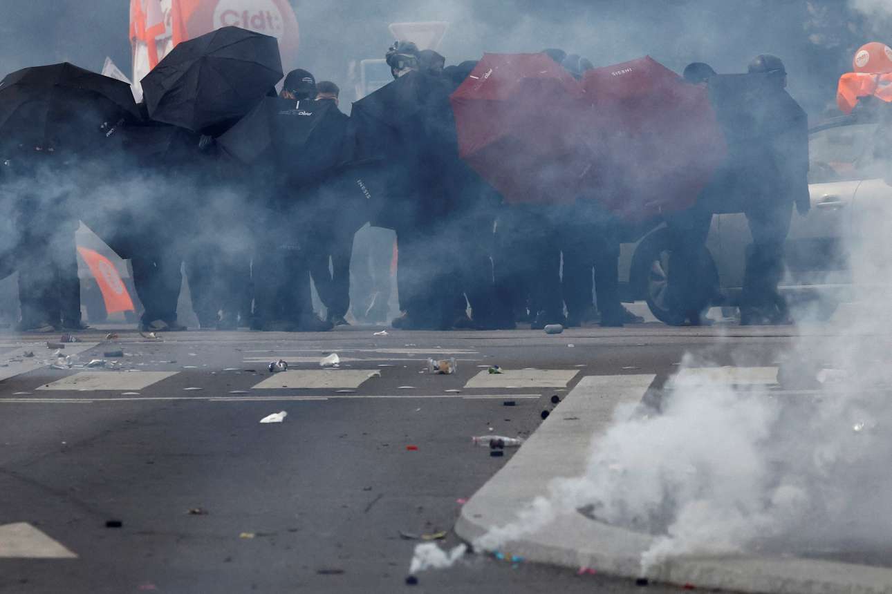 Αυτές δεν είναι οι θρυλικές κινηματογραφικές «Ομπρέλες του Χερβούργου», αλλά οι ρεαλιστικές και μαχητικές ομπρέλες της Νάντης: οι διαδηλωτές κατά της συνταξιοδοτικής μεταρρύθμισης του Μακρόν τις χρησιμοποιούν σαν ασπίδες στα δακρυγόνα της αστυνομίας – κατά βάθος, πάντα ρομαντική είναι η Γαλλία, είτε στην τέχνη είτε στη ζωή