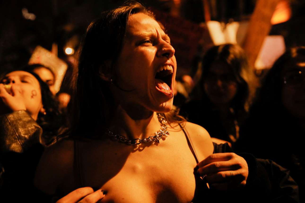Στην Κωνσταντινούπολη, σε κάποια από τις συγκεντρώσεις και πορείες  για την Ημέρα της Γυναίκας, o φακός στόχευσε ένα οργισμένο μπούστο μέσα στο ένθερμο πλήθος των διαδηλωτριών