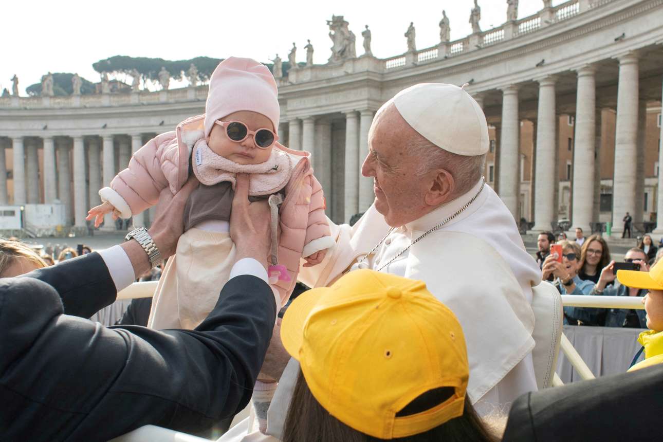Η φινέτσα έχει όρια – το ξέρουν καλύτερα απ’ όλους οι Ιταλοί, όμως δεν μπορούν να συγκρατηθούν: για να παρουσιαστεί στον πάπα, το θηλυκό μωρό έπρεπε οπωσδήποτε να φοράει και γυαλιά ηλίου ασορτί με το ροζ σύμπαν του (σαλιάρα, μπουφάν, σκουφάκι κ.λπ.) όπου προς το παρόν ζει και βασιλεύει μακαρίως…  