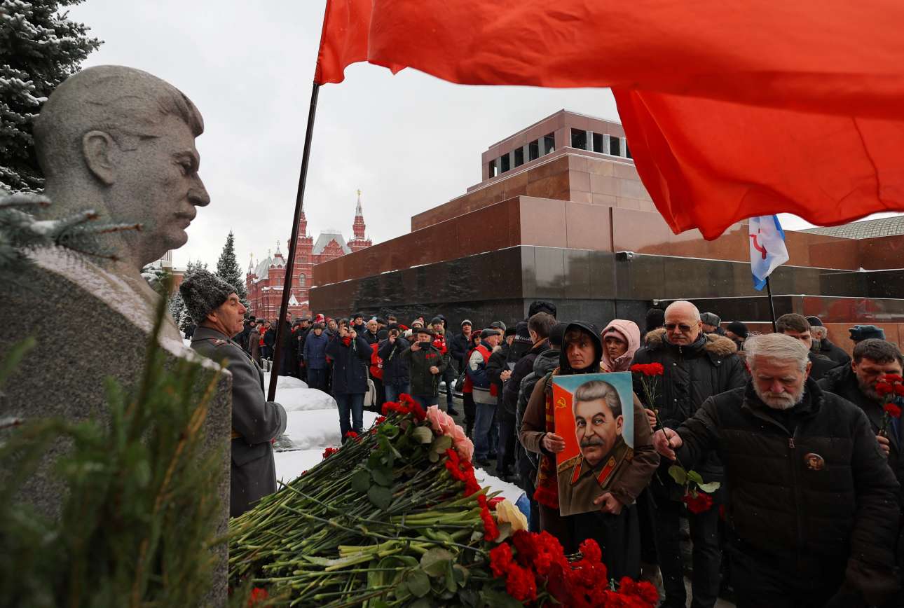 Αλλος ένας αλησμόνητος για φίλους και εχθρούς νεκρός: ρώσοι κομμουνιστές διοργάνωσαν τη δέουσα τελετή εις μνήμην του Ιωσήφ Στάλιν στην Κόκκινη Πλατεία της Μόσχας, απ’ όπου και το στιγμιότυπο 