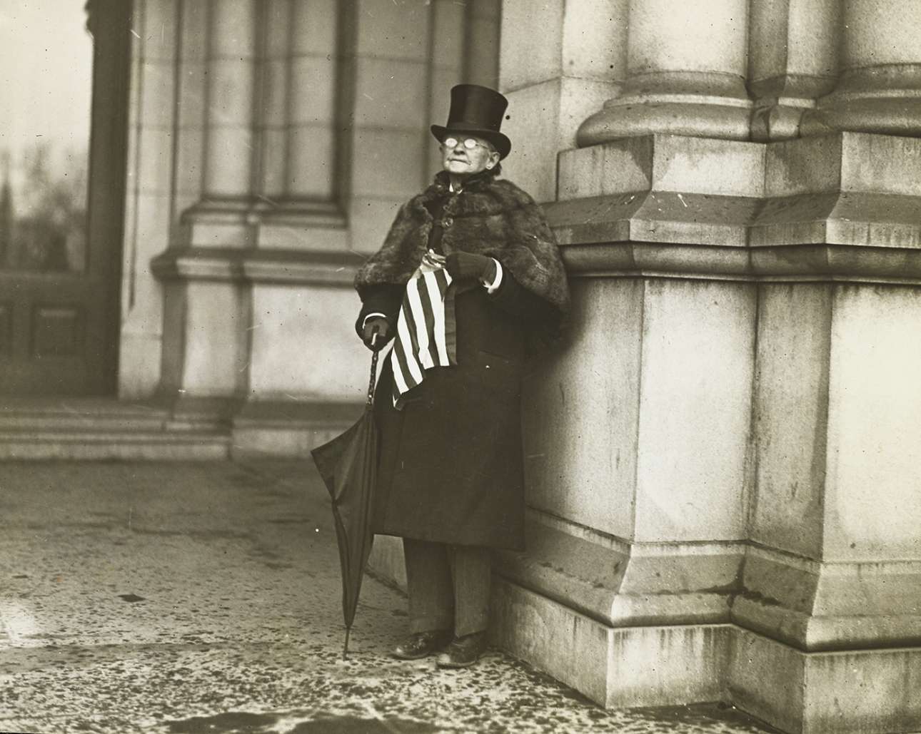 Η δρ Μέρι Γουόκερ, η πρώτη γυναίκα που φόρεσε παντελόνι δημόσια, το 1911