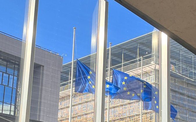Μεσίστιες οι σημαίες σε όλα τα κτίρια της Κομισιόν για την τραγωδία στα Τέμπη