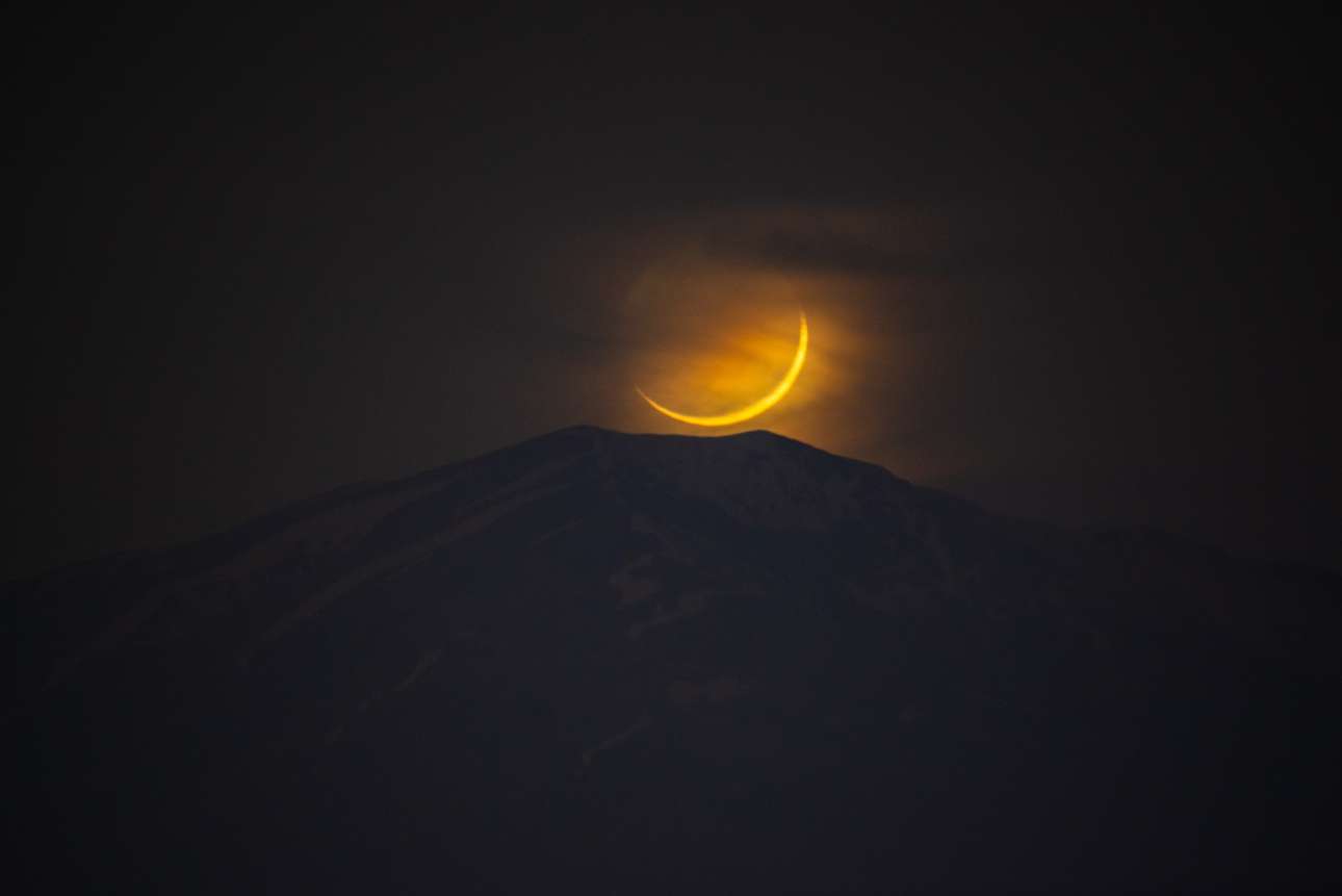 Το φεγγάρι στην κορυφογραμμή Monte Calvo των Κεντρικών Απεννίνων, η οποία χωρίζει το Αμπρούτσο από το Λάτιο, φωτογραφημένο στις 23 Μαρτίου από την πόλη Λ’Ακουιλα